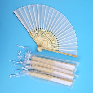 Decorative Objects Figurines 20 80 PCS Personalized Engraved White Folding Elegant Silk Hand Fan with Gift bag Wedding amp mariage abanicos para boda 230506