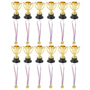 Decoratieve objecten Figurines 24 PCS voetbal trofeeën kinderen winnaar medaille kleine speelgoed honkbal trofee award ceremonie student 230815