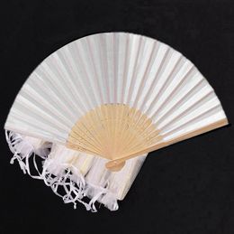 Decoratieve objecten Figurines 24 PCSlot Wit Vouwing Elegante Man -Made Silk Hand Fan Stoffe Doek Fan met geschenktas Wedding Party 21cm 221129