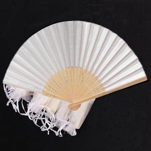 Objets décoratifs Figurines 24 pcslot Blanc Pliant Élégant Soie Artificielle Main Fan Tissu Tissu Fan avec Sac Cadeau Fête De Mariage 21 cm 221129