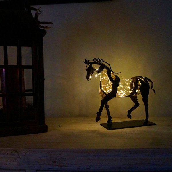 Objets décoratifs Figurines 3D Adonis Cheval Statue Avec Lumière LED Art Abstrait Ajouré Artisanat Bureau Cheval Sculpture Maison Salon Figurine Décoration 230628