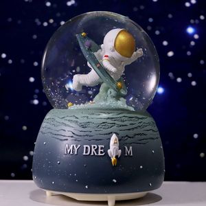 Objets décoratifs Figurines 3d Spaceman Astronaute Boule de neige Boule de cristal en verre Boîte à musique rotative Boîte à musique Flocon de neige rotatif Cadeau d'anniversaire pour enfants 230718