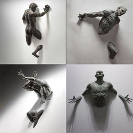 Objets décoratifs Figurines 3D à travers le mur Figure Sculpture Résine Galvanoplastie Imitation Cuivre Abstrait Escalade Homme Statue Living Home Decoration 230606