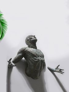 Objets décoratifs Figurines 3D à travers le mur Figure Sculpture résine galvanoplastie imitation cuivre abstrait escalade statue salon décoration de la maison 230617