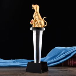 Objets décoratifs Figurines Animal Dog Crystal Trophy Medal Ruhi Custom Gratuit Graving Office Decoration Desk 230812