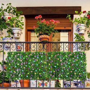 Objets décoratifs Figurines Écran de clôture de jardin artificiel Faux haies de feuilles de lierre avec panneaux de clôture de lumière LED pour la décoration de balcon de jardin à la maison L230715