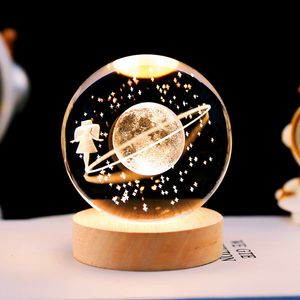 Objets décoratifs Figurines Astronaute boule de cristal dans le ciel étoilé 3D intérieur lumineux sculpté petite veilleuse en bois décoration de table décor à la maison 230224