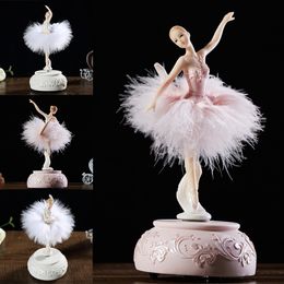 Objets décoratifs Figurines Ballerine Boîte à musique Dancing Girl Lac des cygnes Carrousel avec plume pour cadeau d'anniversaire Miniatures Décoration Artisanat 230522