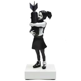 Decoratieve objecten Figurines Banksy Bomb Girl Modern Sculpture Hugger Standbeeld Hars Tafel stuk Love Engeland Art House Decor Figuur Kerstcadeaus 230818
