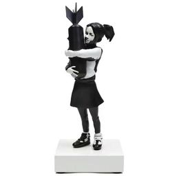 Decoratieve objecten Beeldjes Banksy Bomb Hugger Moderne sculptuur Bomb Girl Statue Hars Tafelstuk Bomb Love Engeland Art House De1088479