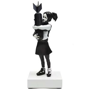 Objets décoratifs Figurines Banksy Bomb Girl Sculpture Moderne Hugger Statue Résine Table Pièce Amour Angleterre Art Maison Décor Figure Cadeaux De Noël 230818