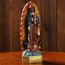 Decoratieve objecten Figurines Beautiful Onze -Lieve -Vrouw van Guadalupe Maagd Maria Standbeeld Sculptuur Resin Figurine Gift Xmas Display Decor Ornament 220827