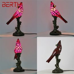 Objets décoratifs Figurines BERTH Tiffany Lampe de table en verre Vintage LED Creative Oiseau rouge Éclairage de bureau pour la maison Étude Chambre Décor de chevet 230710