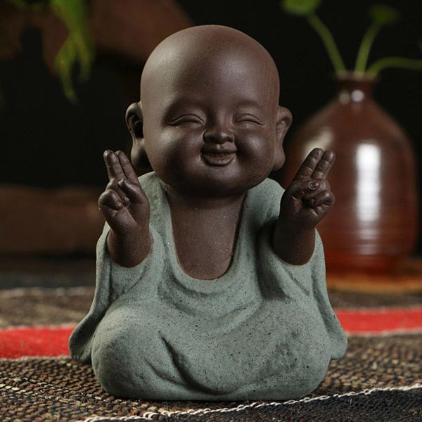 Objets décoratifs Figurines Statues de Bouddha Petit Moine Couleur Sable Céramique Home Club Géomantique Décoration Violet Figurine Thé Pet 230804