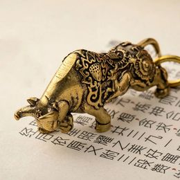Objets décoratifs Figurines taureau ornement Sculpture cuivre Miniatures décoration de bureau lignes pures faites à la main clé pendentif chaîne accessoires 231009