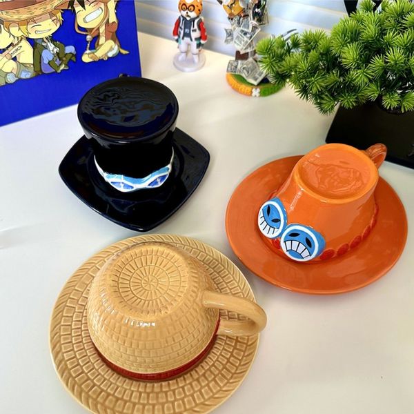 Objetos decorativos Figuras Dibujos animados Anime One Pieces Diseño de sombrero Juego de tazas de cerámica Desayuno Leche Taza de café Sabot Luffy Ace Cap Taza de té con platillo Niños Adultos 230926