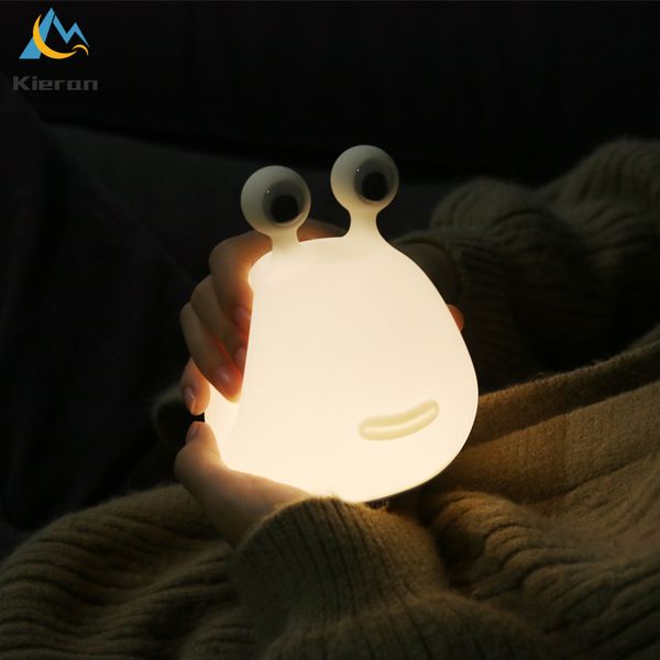 Objets décoratifs Figurines Cartoon Slug Sleeping Bedroom Lampe Protection des yeux Lampes de nuit Pat Silicone Baby Feeding Sleep Light Bedside 230703