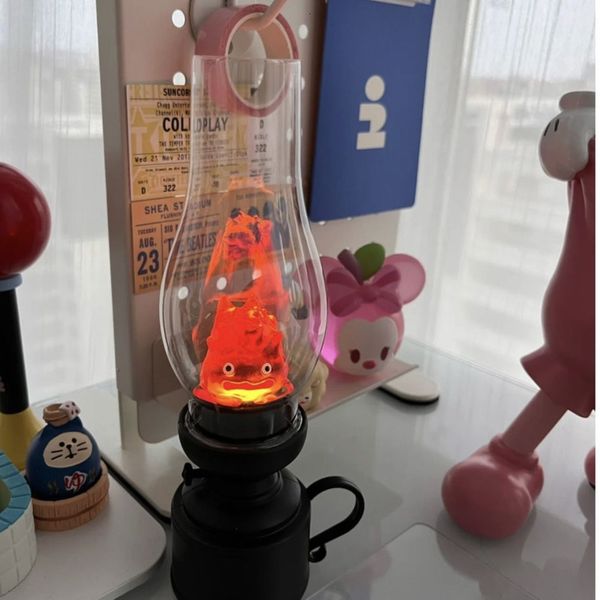 Objetos decorativos Figuras Casifer Night Light Cartoon Anime Flame Lamp Howls Moving Castle Kerosene Candle Atmósfera para el dormitorio Hogar 230711