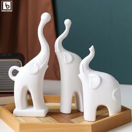 Decoratieve objecten Beeldjes Keramiek Olifant Dier Sculptuur Standbeeld Nordic Home Decor TV-bank Woonkamer Decoratie Accessoires Bureauornamenten 231130