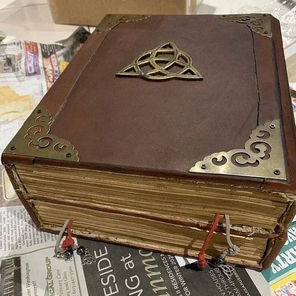 Objets décoratifs Figurines Charmed Book Of Shadows Couverture de journal verte reliée vierge et lignée 350 pages Spell Record Spellbook Vintage Magic Gift 230614