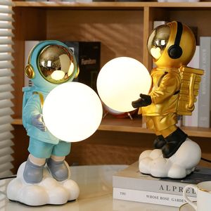 Decoratieve objecten Figurines Creative Astronauten Tafellamp Bedroom Bedroom Bedde Decor Resin Space Man Usb Night Light Children's Room Led Kids cadeau 231128