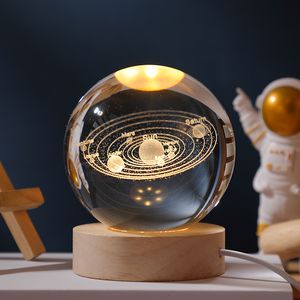 Objets décoratifs Figurines Boule de cristal créative univers galaxie série veilleuse base en bois massif lumineux led petits ornements 230710