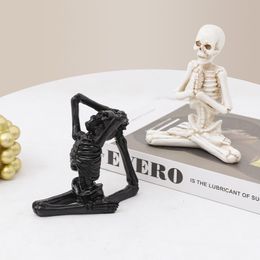 Objets décoratifs Figurines Creative Home Decoration Yoga Skull Statue Gothic Living Room décor Ornements Skeleton Resin Sculpture and Gift 230817