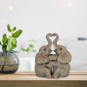 Decoratieve objecten Figurines Creative Love Animal Hug Standue Resin Crafts olifant paar knuffel standbeeld bruiloft jubileum cadeau verjaardag huis decor 230515