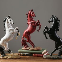 Objets décoratifs Figurines Creative Standing Horse Resin Statue Art Figurine Office Home Office décor Ornements pour la librairie de bureau Armoire à vin 230817