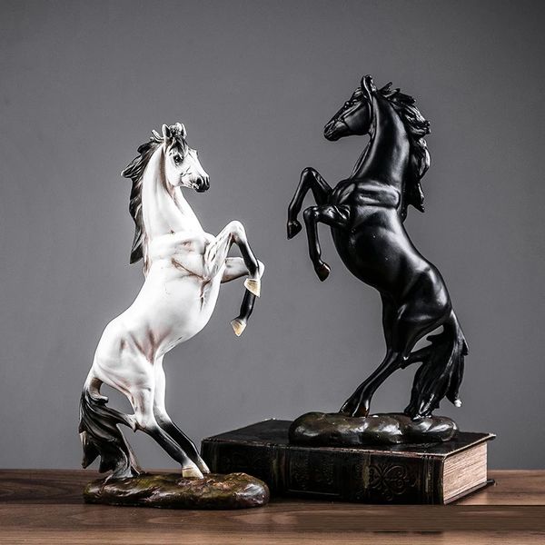 Objets Décoratifs Figurines Style Européen Sculpture De Cheval Résine Statue Animale Décoration Souvenir Cadeau Salon Bureau Étude Décoration De Bureau 231025