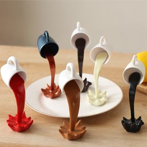 Decoratieve objecten Figurines drijvende koffiekop sculptuur Creatief 3D Coffee Cup Design Gieten vloeibare koffiemok keuken huisdecor cadeau voor koffieliefhebber 230823