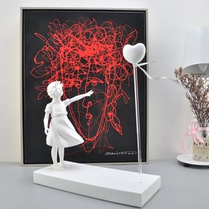 Objets décoratifs Figurines Girl and Heart Ball Inspiré par Banksy Oeuf Sculpture Modern Decoration Home Decoration House Decor England Art Nordic Style 230817