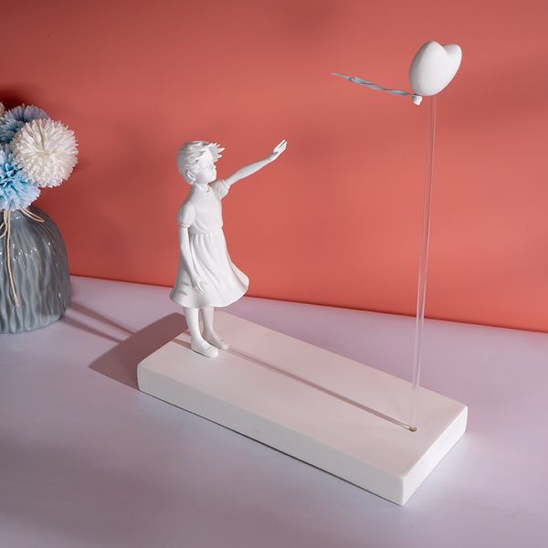 Objets décoratifs Figurines Ballon en forme de cœur et fille volante Inspiré par l'œuvre de Banksy Sculpture moderne Décoration de la maison Statue décoration grande 230316