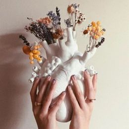 Objets décoratifs Figurines Vase en forme de coeur résine fleur séchée contenant pot sculpture humaine bureau décoration de la maison ornements 230701