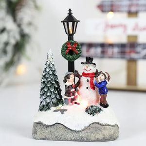 Objets décoratifs Figurines LED Ornements de village de Noël Microlandscape Résine Décoration Père Noël Aiguilles de pin Vue sur la neige Cadeau de vacances 231124