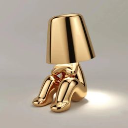 Objetos decorativos Figuras LED Pequeña lámpara de mesa dorada Mini USB Lámpara de mesa para dormitorio Diseño de lujo personalizado nórdico Decoración de la habitación 231121
