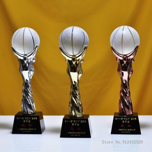 Objetos decorativos Figuras Little Golden Man Holding Basketball Football Map Trophy Crystal Trophy Gift Gift Award Souvenir Sports Electroplating Metal 230812