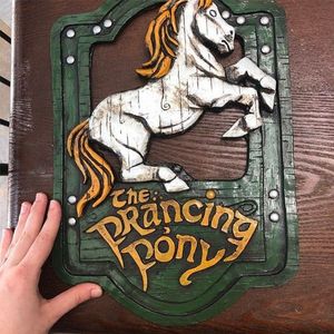 Decoratieve objecten Figurines Longma Resin Crafts Modern Home Wall Art Decorations Lord of the Prancing and Green Dragon Pub Signs Set 230224