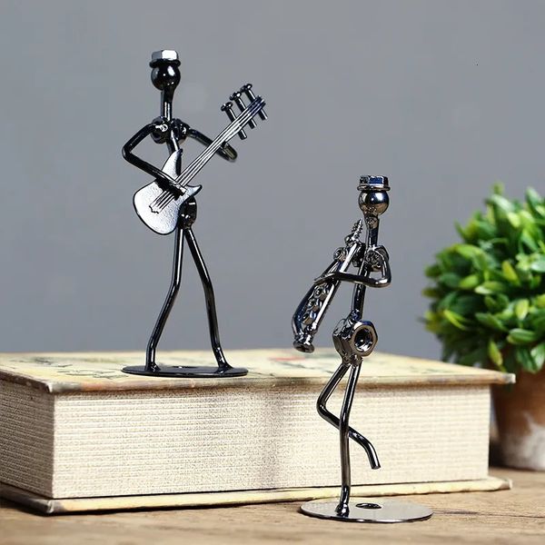 Objets décoratifs Figurines Musicien en métal Guitariste Statue Instrument de musique Petit fer Art Figurine de collection Maison Café Bureau Étagère à livres 231021