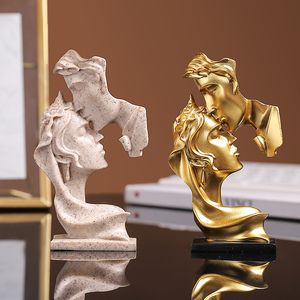 Decoratieve objecten Figurines Mini Resin Lovers Standbeeld Figurine Kissing Posture Model Craft Sculptuur Ornament Home Decor Desktop Wine Cabinet Decoratie 230419