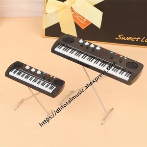 Decoratieve objecten Figurines Miniatuur Elektronisch orgelmodel Replica met Case Dollhouse Accessories Mini Musical Instrument Ornamenten Keyboard 220928