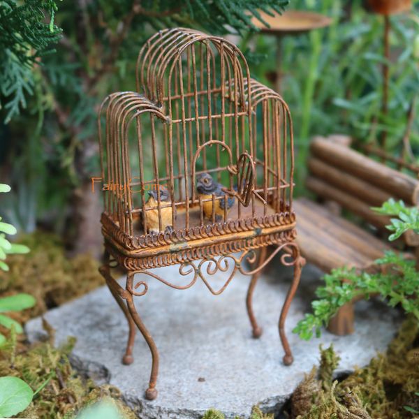Objets décoratifs Figurines Miniature Cage à oiseaux debout rouillée avec oiseaux Rustique Vintage Bird House Métal Artisanat Ornements Fée Décoration Accessoires 230608
