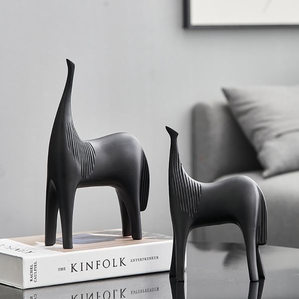 Objets décoratifs Figurines Modern Home Decor Résumé Horse Statue Simple salon Sculpture Animal Office Bureau ACCESSOIRES D'ORNAMENT RÉSINE Gift 230817