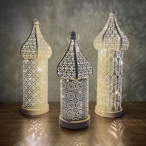 Objets Décoratifs Figurines Marocain Rétro Creux Led Vent Lampe Blanc Fer Art Lanterne Romantique Paysage Lumière Salon Ambiance Ou