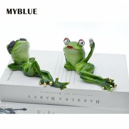 Decoratieve objecten beeldjes Myblue 2 stks / set Kawaii Tuin Dier Hars Liefhebbers Kikker Geniet van het leven op vakantie Figurine Nordic Home Room Decor