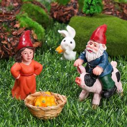 Objetos decorativos Figuras Figura de enano en miniatura traviesa, gnomo de cerdo, estatua de duende femenina, decoraciones de jardín de hadas, regalo de micro artesanía 231128