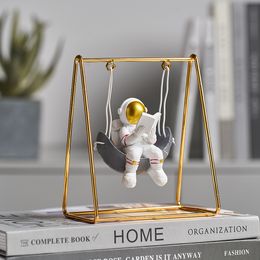 Objets décoratifs Figurines Astronaute nordique Figure Room Decor Résine Balançoire Spaceman Statue Décoration Home Decor Miniature Bureau Accessori 230217