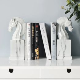 Decoratieve objecten beeldjes Scandinavische creatieve boekensteunen boeken vertrouwen op meubels thuis woonkamer studeerkamer desktop kantoor hars ambacht 231023