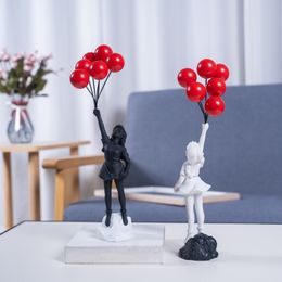 Decoratieve objecten Figurines Nordic Modern Banksy Resin Statue Home Decor Flying Ballon Girl Art Sculpture Ornamenten Woonkamer Decoraties 230914