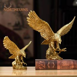 Objetos decorativos Figuras NORTHEUINS American Resin Golden Eagle Statue Art Animal Model Collection Ornament Home Office Desktop Feng Shui Decor 230731